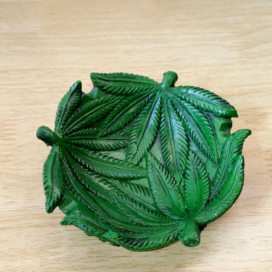 Cenicero de Diseño Moderno con Hojas Verdes de Cannabis – Accesorio Elegante para Porros, Cigarrillos, Puros y Más 🌿

Descubre este cenicero innovador con un diseño fresco inspirado en el Cannabis y sus hojas verdes,
