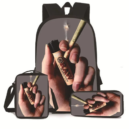Set creativo de mochila, cartuchera y portador de porros – ¡Estilo y Originalidad en Cada Uso! 🌿🎨

Set perfecto para quienes buscan brillar con su personalidad en cada momento. Incluye bolsas multifuncionales: mochil