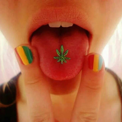 Piercing de Lengua con Diseño de Hoja de Cannabis – Joyería en Acero Quirúrgico 🌿

Descubre este piercing lingual premium inspirado en hojas de cannabis, perfecto para expresar tu estilo único. Fabricado en acero qui
